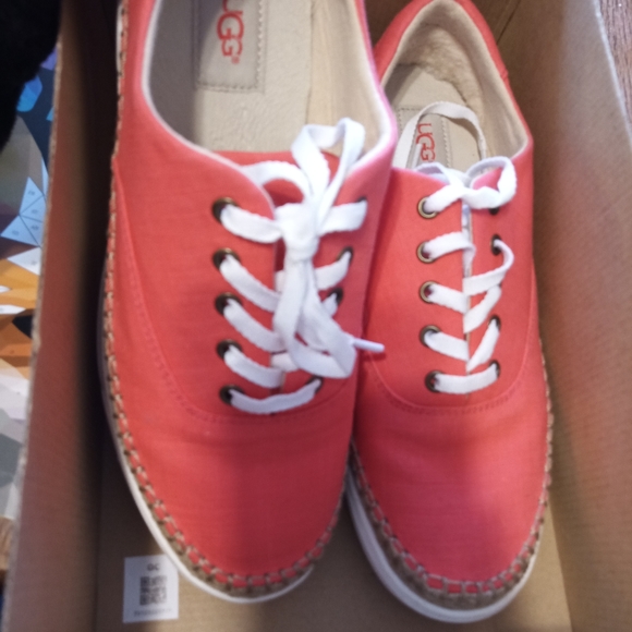 women's uggs - Picture 5 of 6